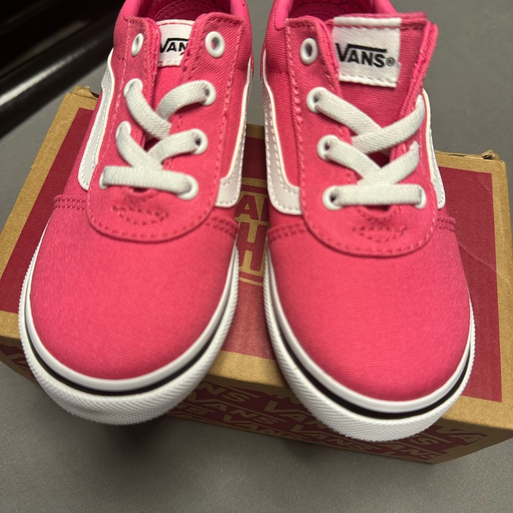 Vans Kids Sneakers in Vibrant Pink
